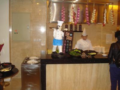 麺はその場で作ってくれる。トッピングも充実。