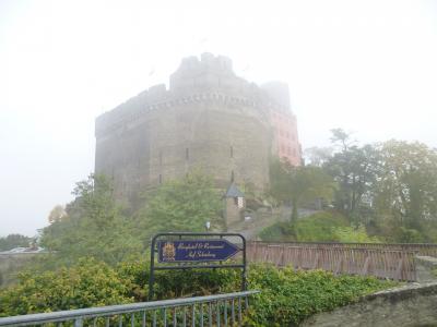 朝霧の中の古城