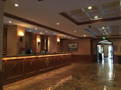 フロントも落ち着いた佇まい、ピアノの音が響く