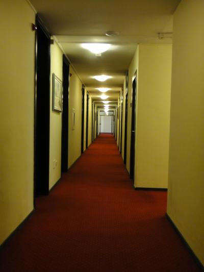 廊下。部屋の鍵は錠前式で、片方に回してから、再度反対に捻る