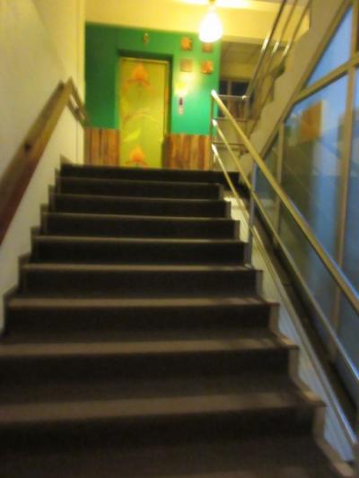 階段途中踊り場にあるエレベーター