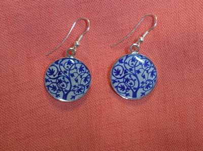 赤いザクロの置物が目印。