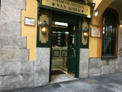 壁の写真が歴史を物語る店