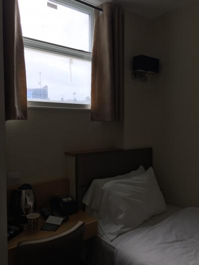 上の方に窓があります。テレビが天井に。