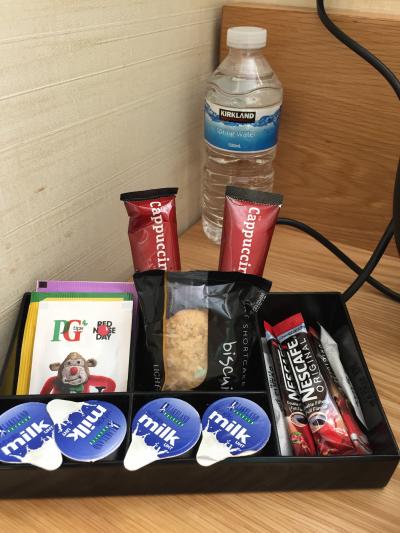 お茶の種類は豊富でした。水がついてたのは嬉しかったです。