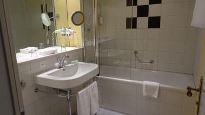 標準的なバスルームと洗面、トイレでした