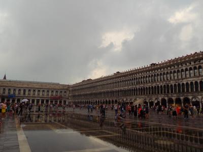 ベネチアの中心　雨降るとすぐ水溜りができる