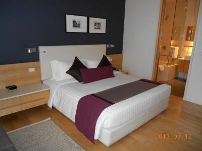 窓際からベッドとバスルーム撮りました。