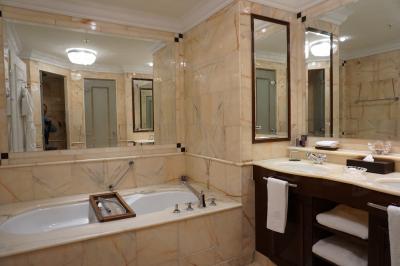 バスタブの上にあるのは、バスタブ内で使うハンドシャワーです