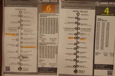 目を通るバスの時刻表がロビーに掲示してあります。