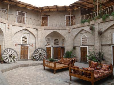 中庭を取り囲むように部屋が配置されている