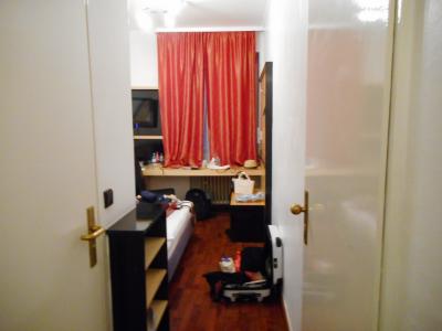 手前のキャリーケースは機内持ち込み用です