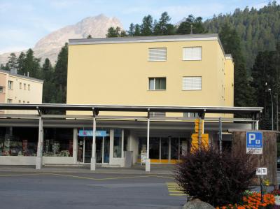 道の向こうにはキオスクがあります。