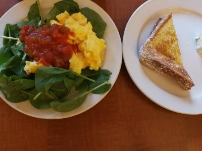 無料の朝食ブッフェ♪野菜を多めにいただきます！