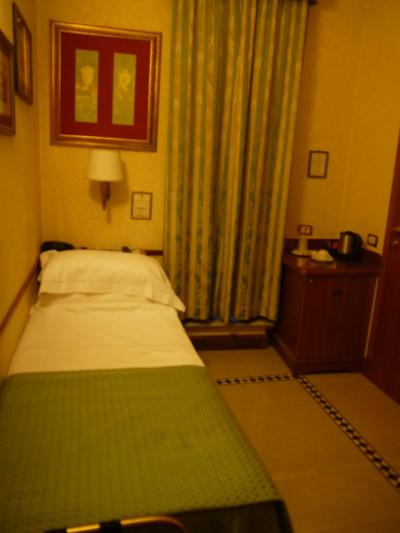 シングルはかなり狭いけど電気ポットあり