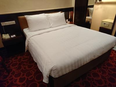 ベッド。マカオにはシングルベッドがないようです。