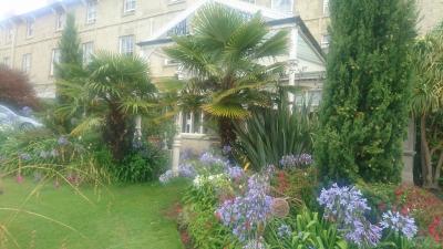 エントランス。ガーデンが素敵。