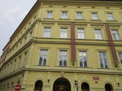 レモンイエローの外観。4つ星ホテル