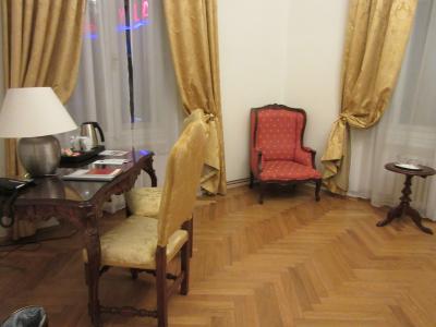 部屋は広いです。スーツケースも楽々広げられる