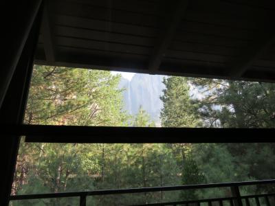 ベッドからテラス越しに見たヨセミテ滝