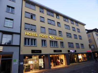 通りに面した写真ですが、入り口はこの裏手になります