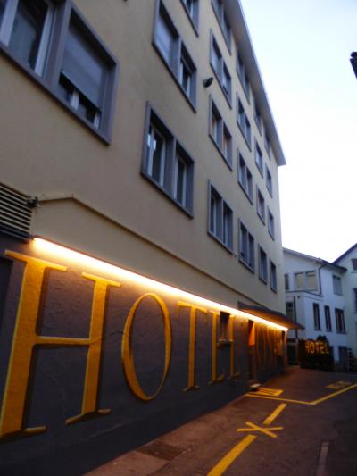 裏手に書かれた「HOTEL POST」の文字。入口はこの先。