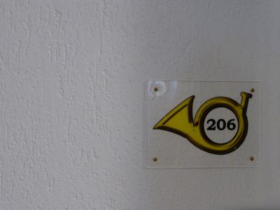 部屋番号がPostBusのマークの中に書かれている