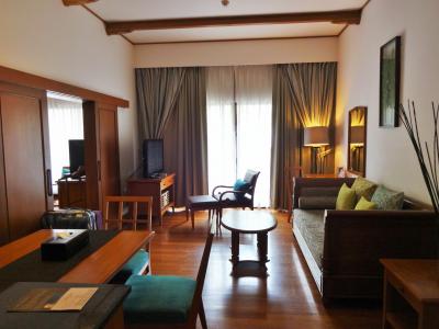 プールスイートのリビング。日本のテレビは映りません。