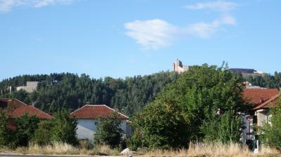 ホテルの前からの眺望。かなり遠くに城壁が