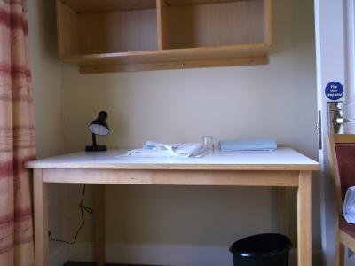 学生寮ですので、立派な机も完備。小物も置けて便利。