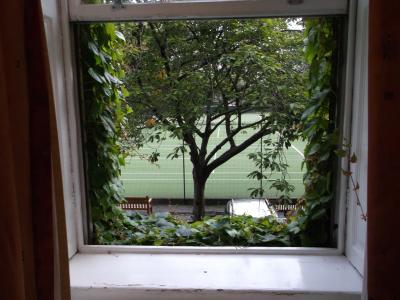 窓の外にテニスコート。テニスをする学生さんの声。