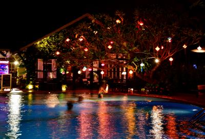 夜もプールで遊べます。