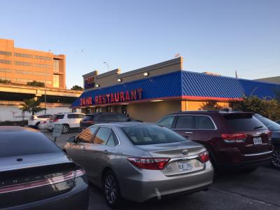 ホテル前のファミレス