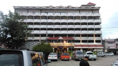 駐車場も広いリバーフロントのホテル