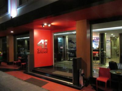 このソイの中で唯一灯りがついていた建物です