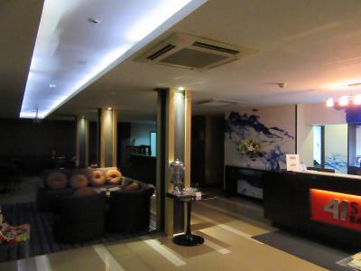 暗くてよく分かりませんが、清潔そうなロビーです