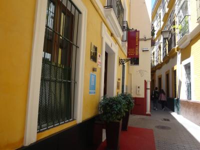 裏通りですが、レストランの路地に入りすぐです