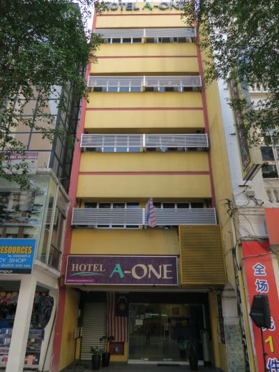 時計塔のある広場に面した間口の狭いホテル