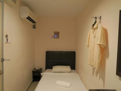 窓はなく狭いシングルルーム