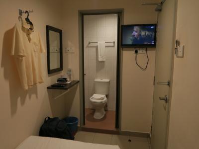 テレビ、エアコンの設備、500mlの飲料水がサービス