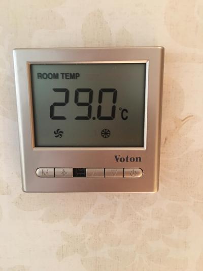 温度決定SWが取り外されている　エアコンパネル