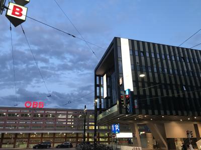 駅前で鉄道駅をでたら目の前