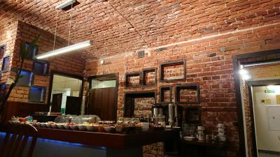 地下にレストランがあります。朝食（ビュッフェ）時の写真です。