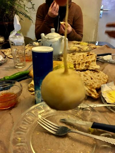 朝食はイランの典型的なメニュー。ナン白チーズはちみつジャム…