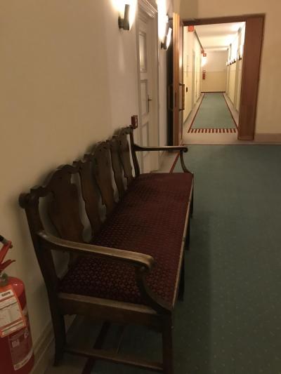 大きなホテルです。階段付近で左右に続く廊下