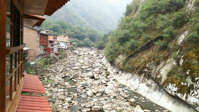 部屋から臨む渓流の眺め。岩がゴロゴロ。