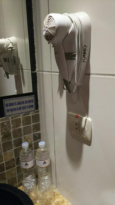 ドライヤーがあります。無料の水は毎日2本ずつ