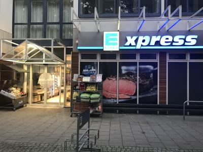 近くのスーパー