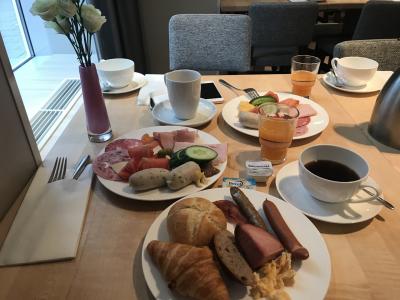 朝食。コーヒーはテイクアウトできるよう、カップと蓋付き。