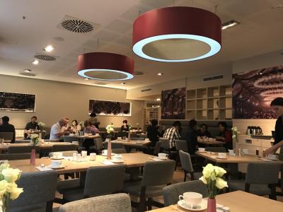 併設のレストランで朝食場所。